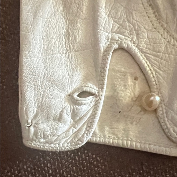 Vintage Sophisticated White Leather Gloves - Picture 2 of 14
